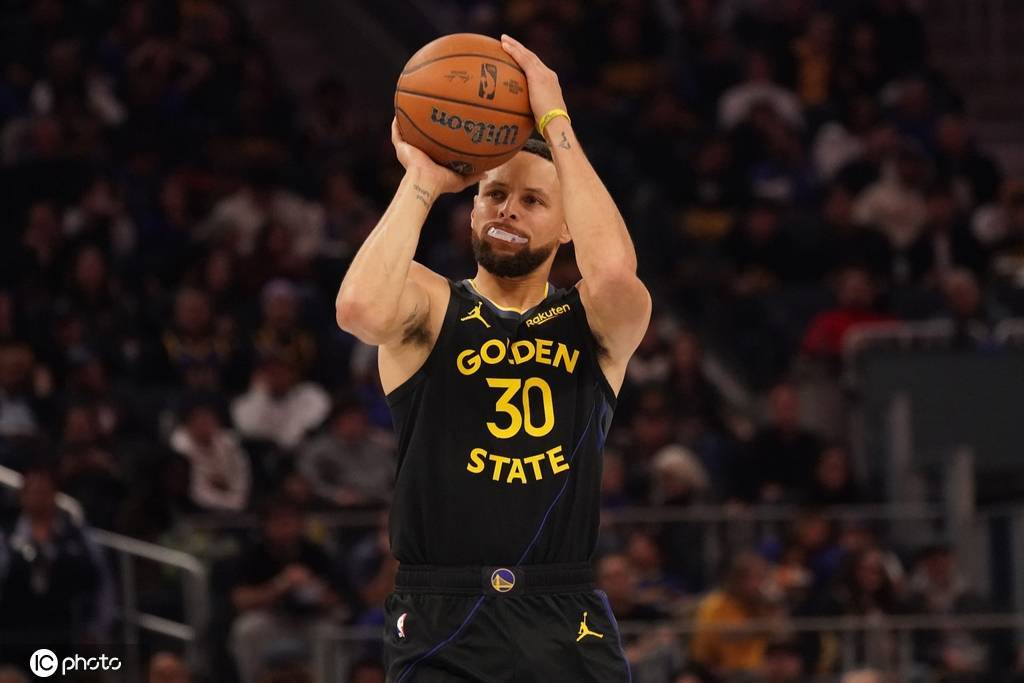 勇士官方：库里右腿股四头肌挫伤 将接受MRI检查