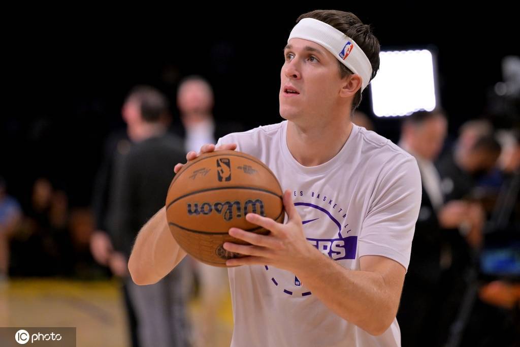 富保罗播客引发湖人内乱 詹姆斯在借他逼走里夫斯?